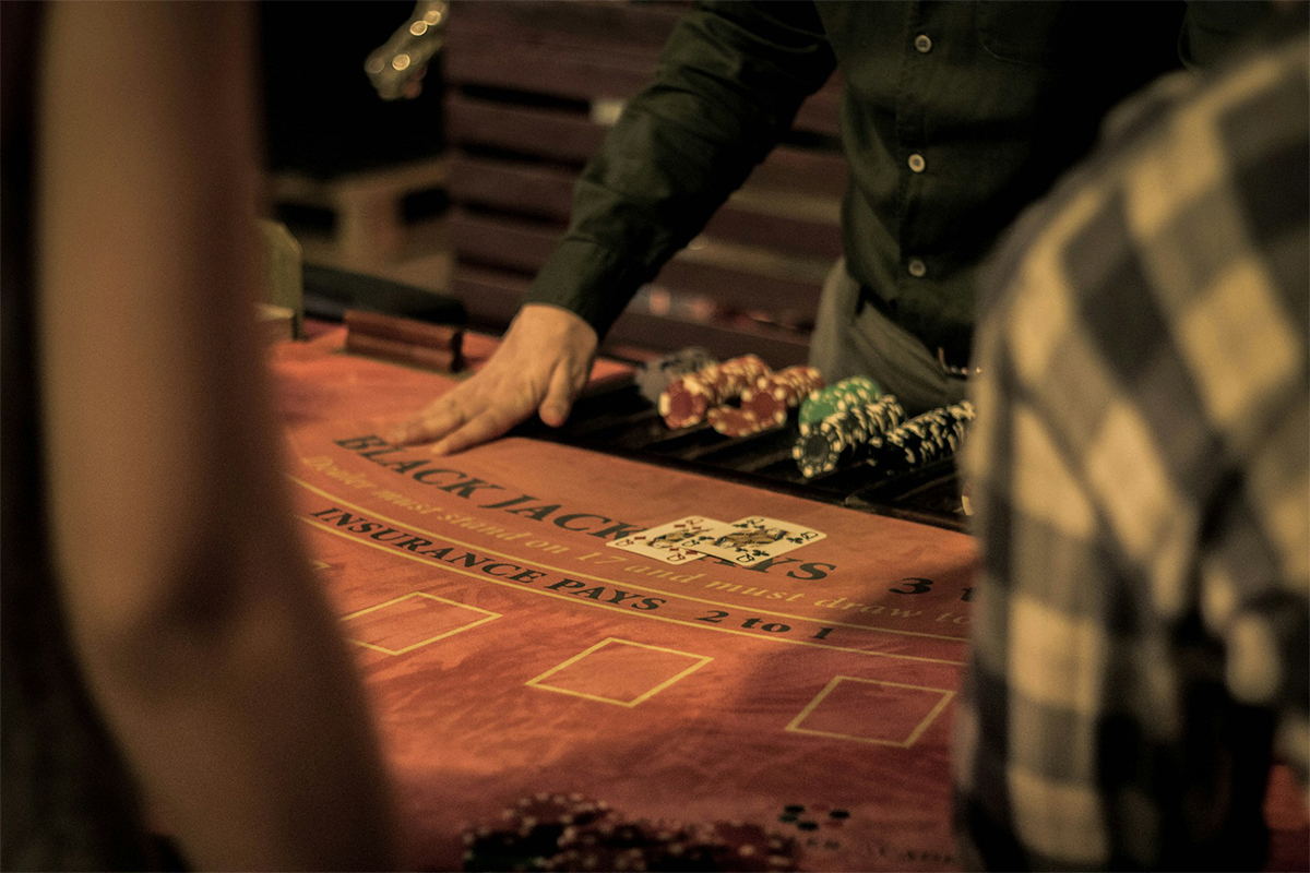 Como jogar Blackjack: o guia completo do 21, o jogo em que suas decisões valem dinheiro