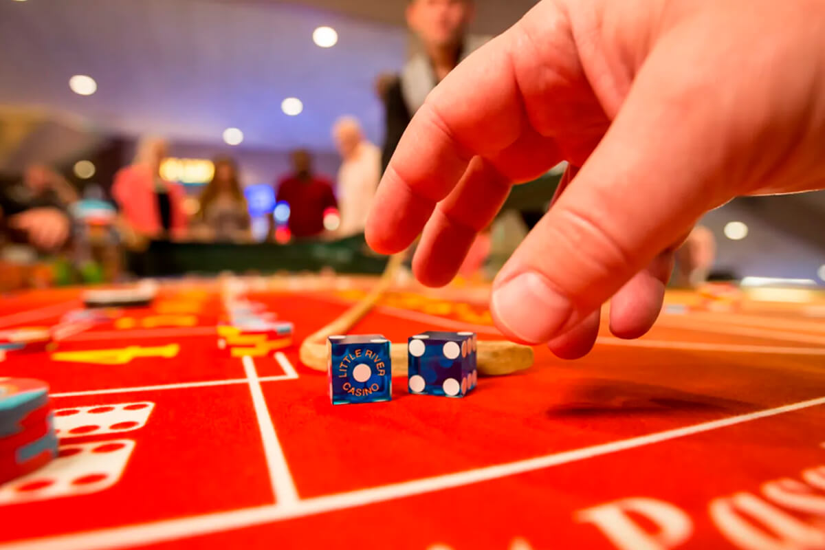 Como jogar Craps: o guia completo da mesa mais barulhenta do cassino